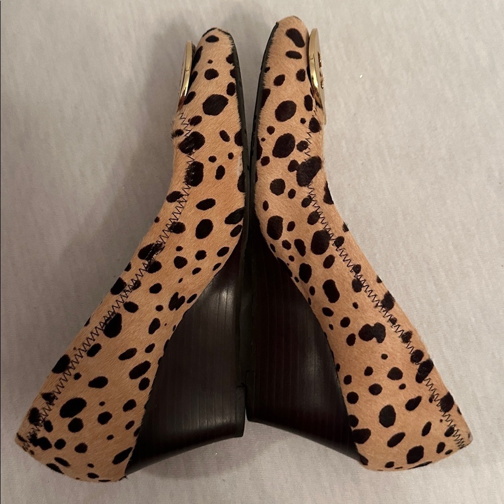Tory Burch Calf Hair Leopard Wedge Pumps Gold-Tone Logo Women’s Size 6.5 - Picture 7 of 16